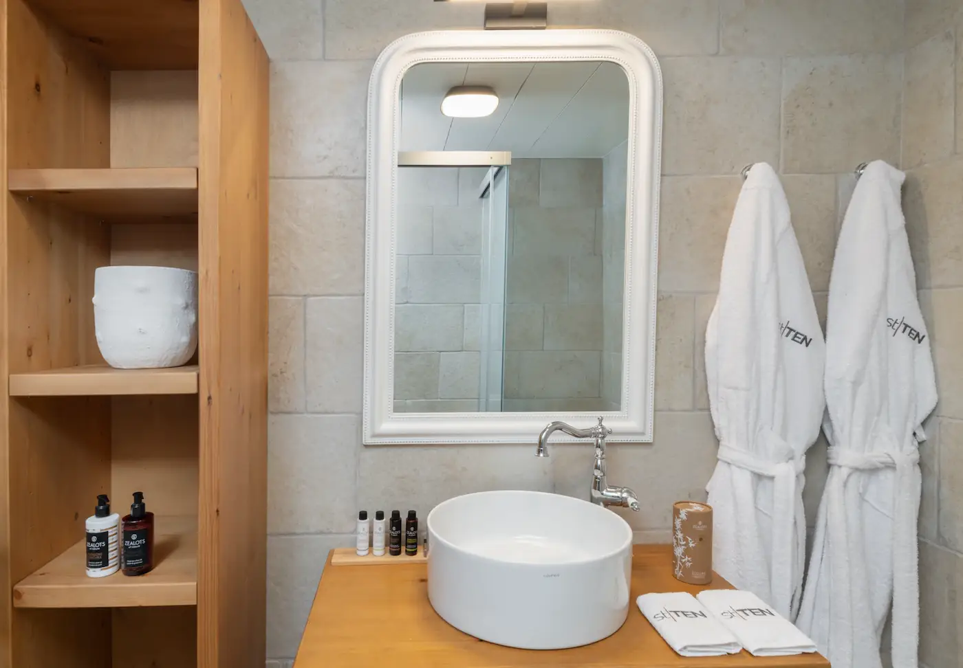 Saint Ten hotel bathroom