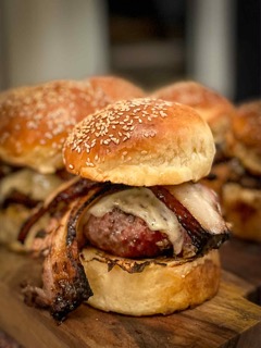 Un burger de boeuf grillé et bacon maison
